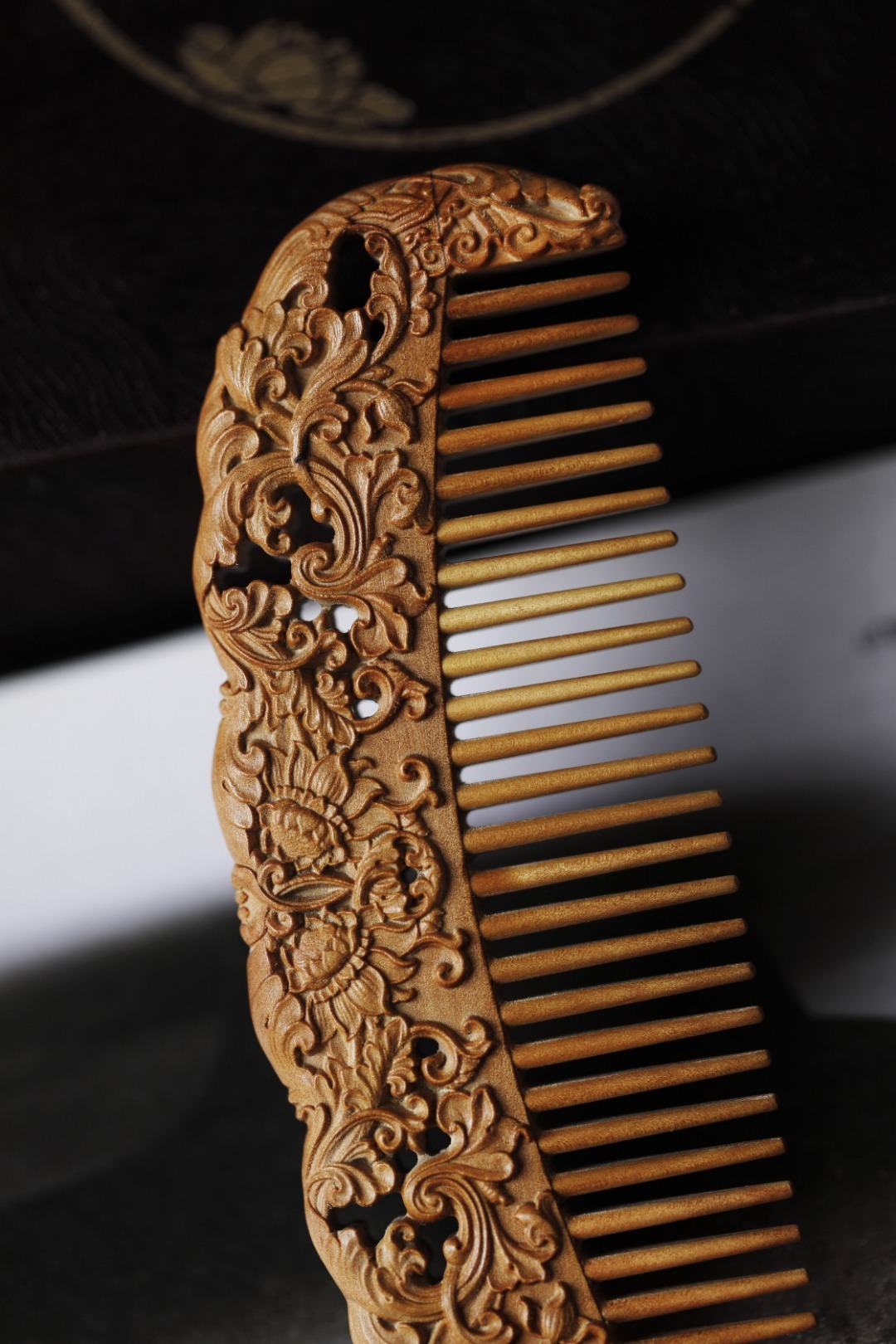 老山檀香【西番莲纹】木梳天然檀木香，香气宜人，持久不散，将西番莲纹，刻于木梳之上