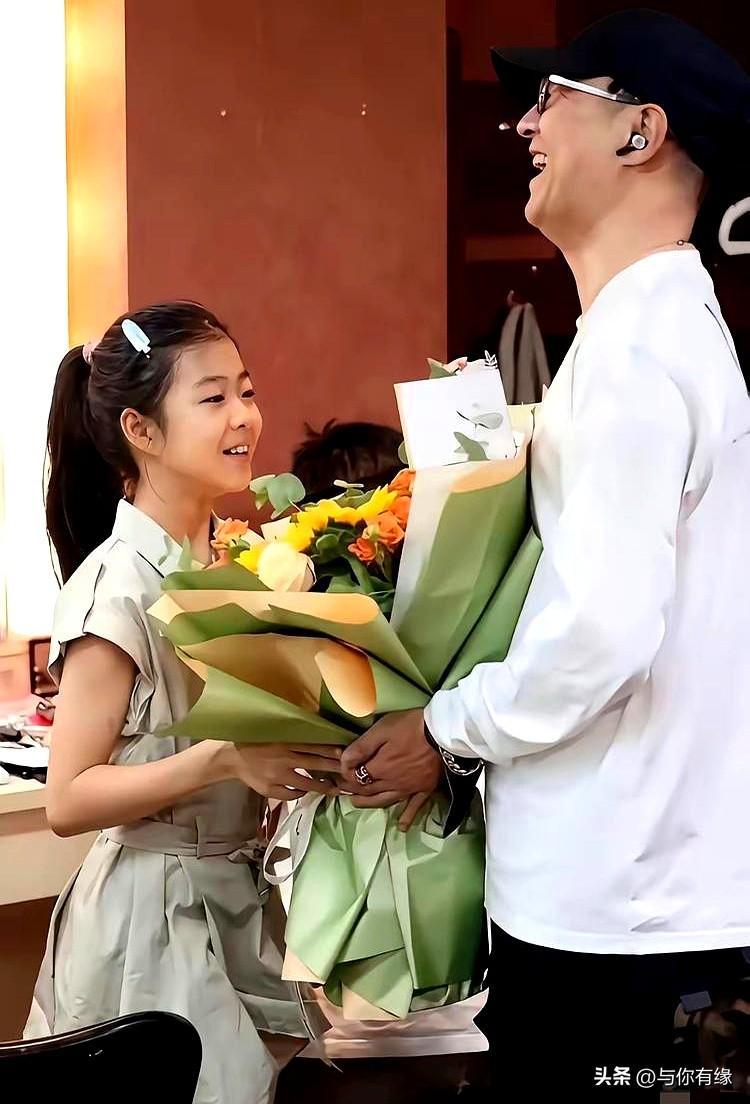 当年章子怡离婚把女儿留给汪峰，多少人跳出来骂她狠心？现在看，这耳光打得是真响。