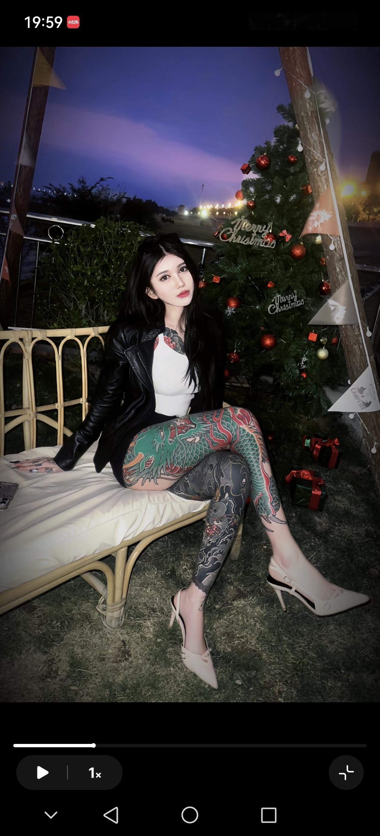 冬日夜晚，圣诞树旁，黑发美人，惊艳纹身，优雅高跟鞋，圣诞氛围浓。