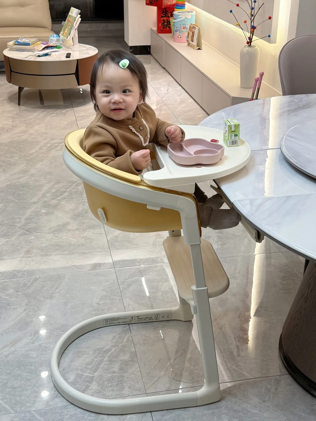 餐椅是她的宝座，快乐是她的常态💛