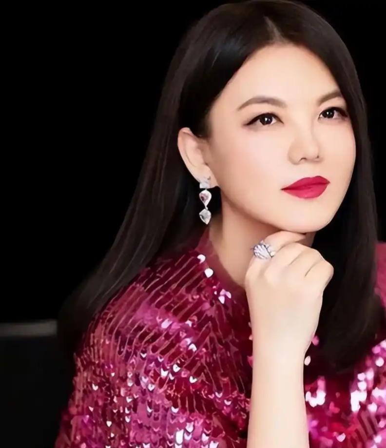 刚刷到李湘多平台账号被禁止关注的事儿，有人猜是她高调炫富惹的祸，有人说她直播带货