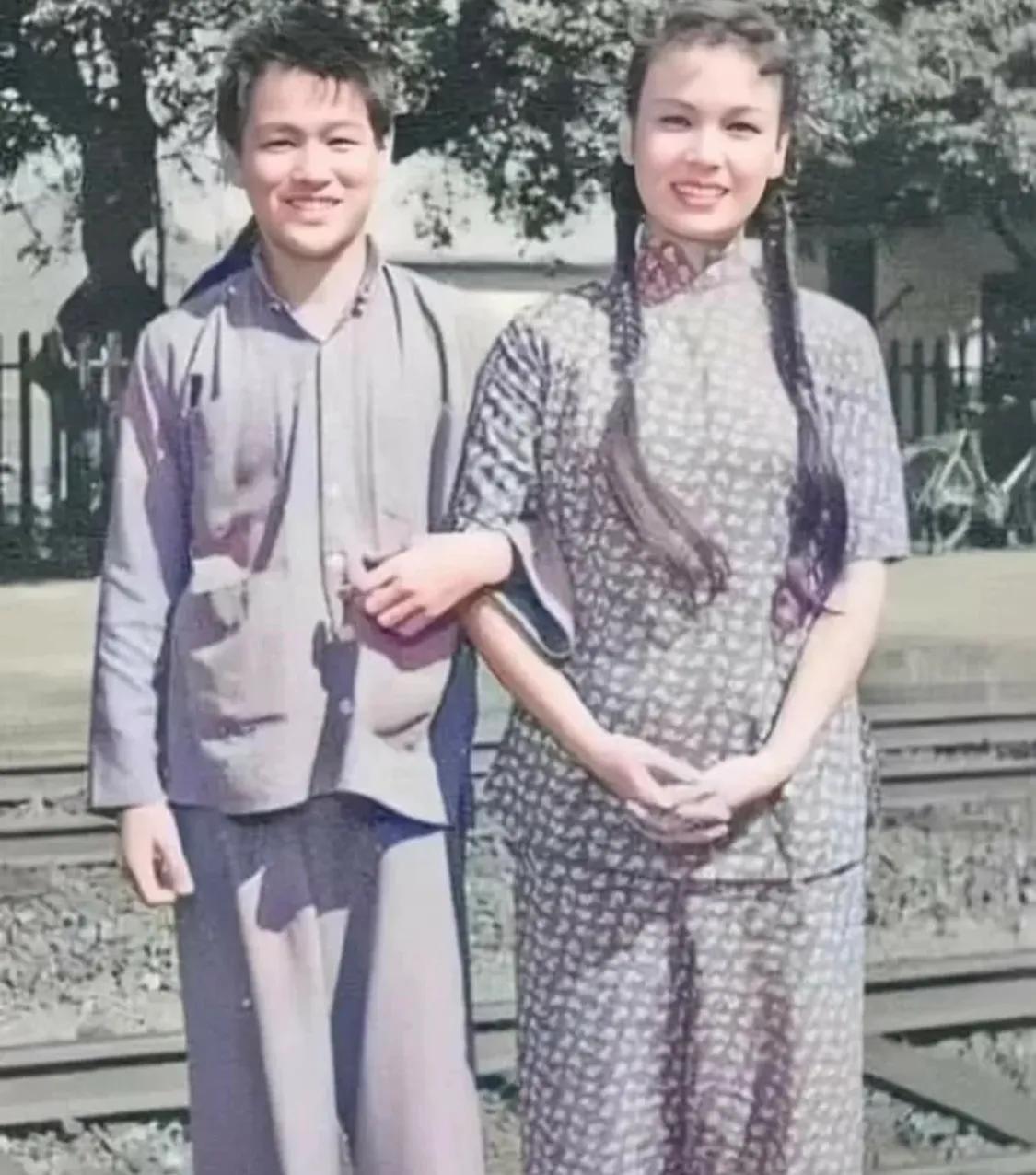 功夫巨星的照片，他在全世界都算很出名的人物了。他旁边的这个女孩子很是漂亮呢。