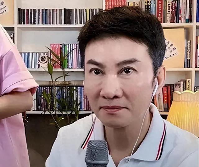 江涛近照，外形的巨变让人唏嘘！五官僵硬脸部肿胀，如同硅胶假人，昔日男神为何走上整