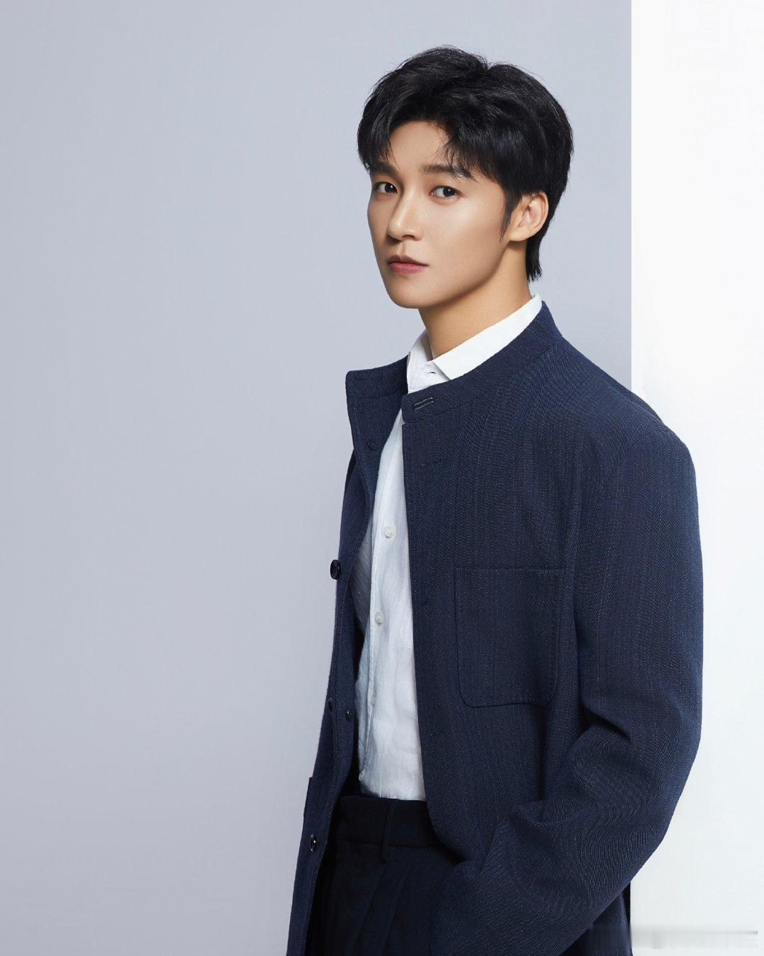 老师赛道算是让伍嘉成闯进来了谁懂啊，伍嘉成在新歌直播里反复唱同一两首歌，完全不嫌