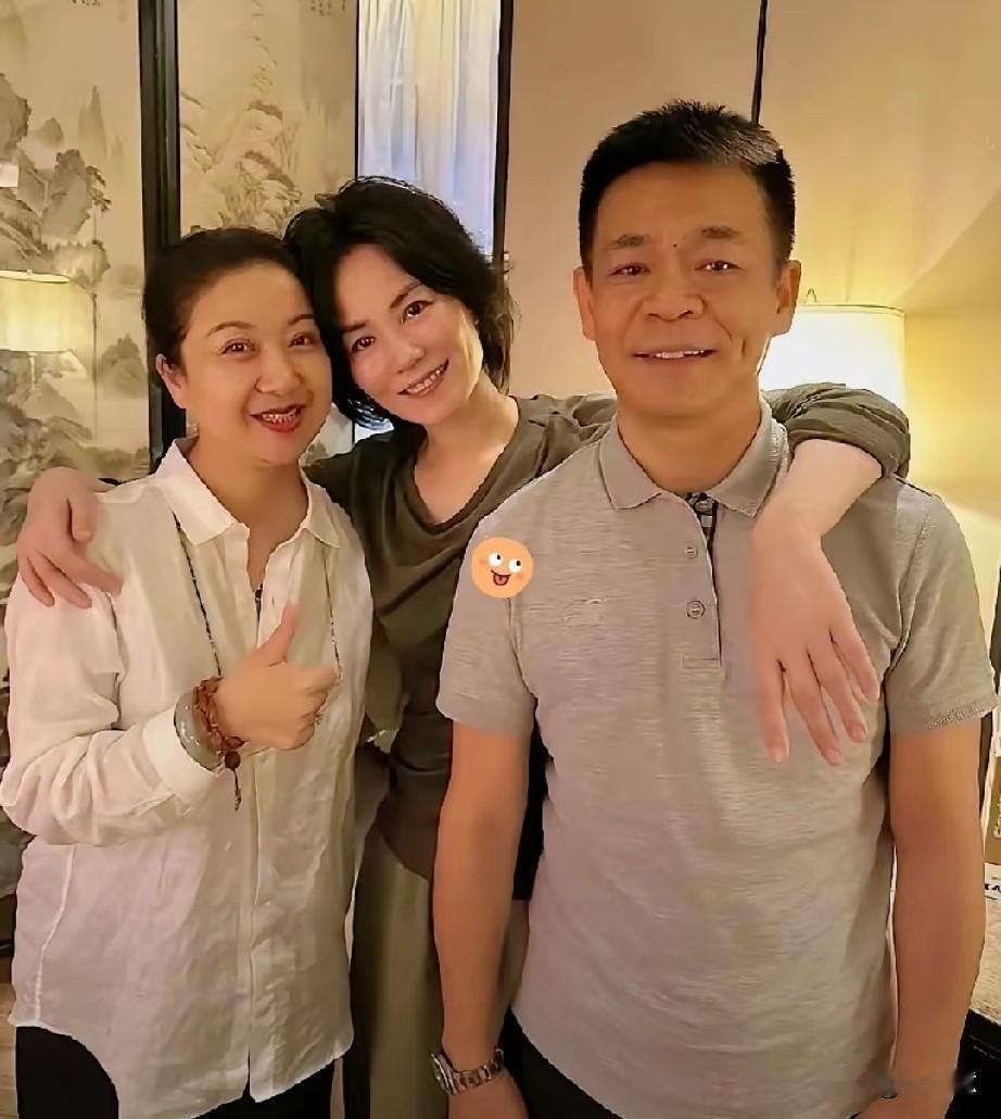 要说她是真会照相，头部和女的贴紧，一胳膊自然搭在好友肩上，这么随和，让人看了舒心