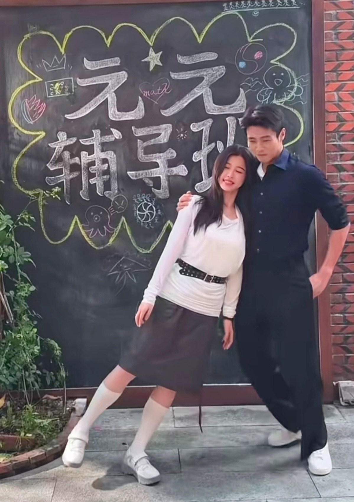 我觉得内娱现在对“肤色差”的执念真是越来越魔怔了！虞书欣白到发光配上陈靖可的健康