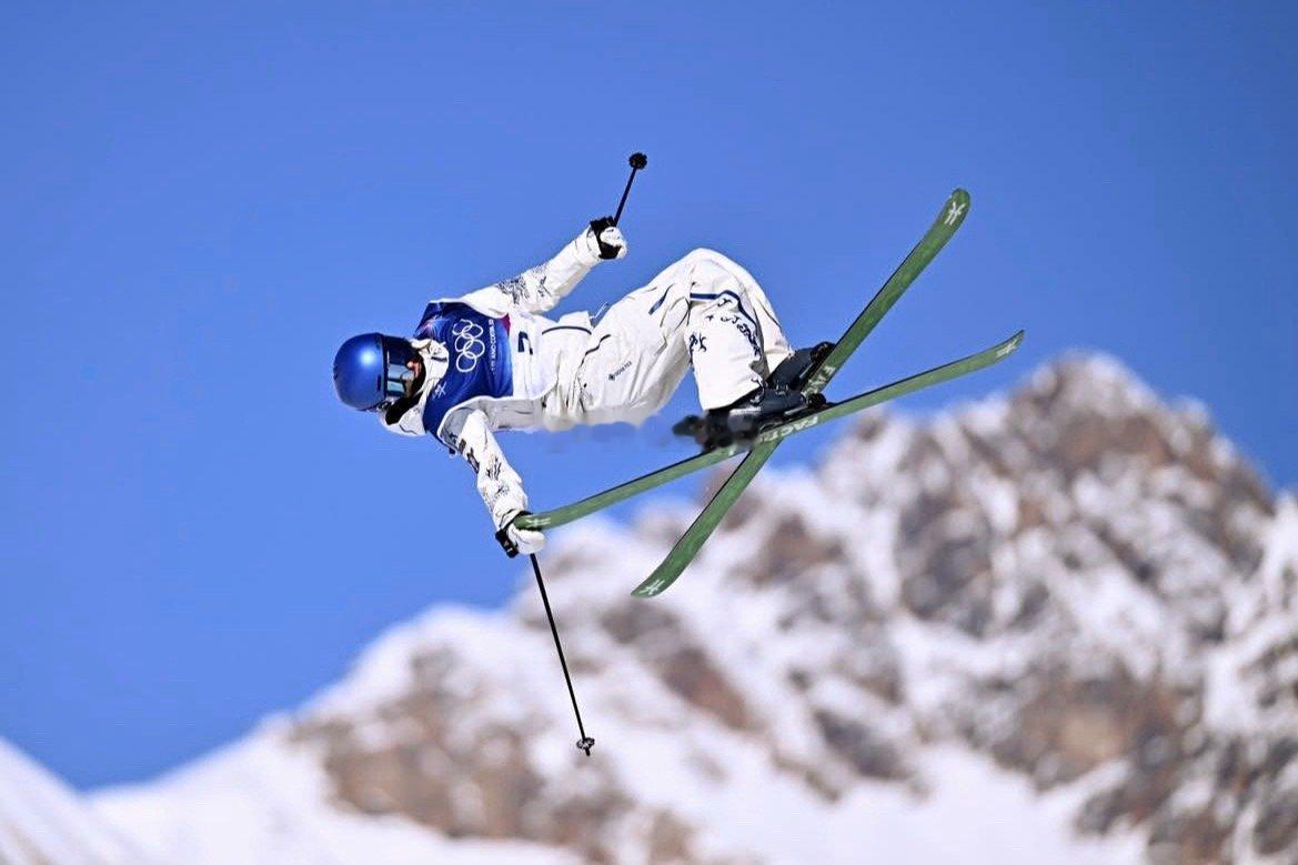 谷爱凌身穿青花瓷神龙战袍冲击首金！欣赏一下这件安踏战袍的设计细节，中国风直接拉满