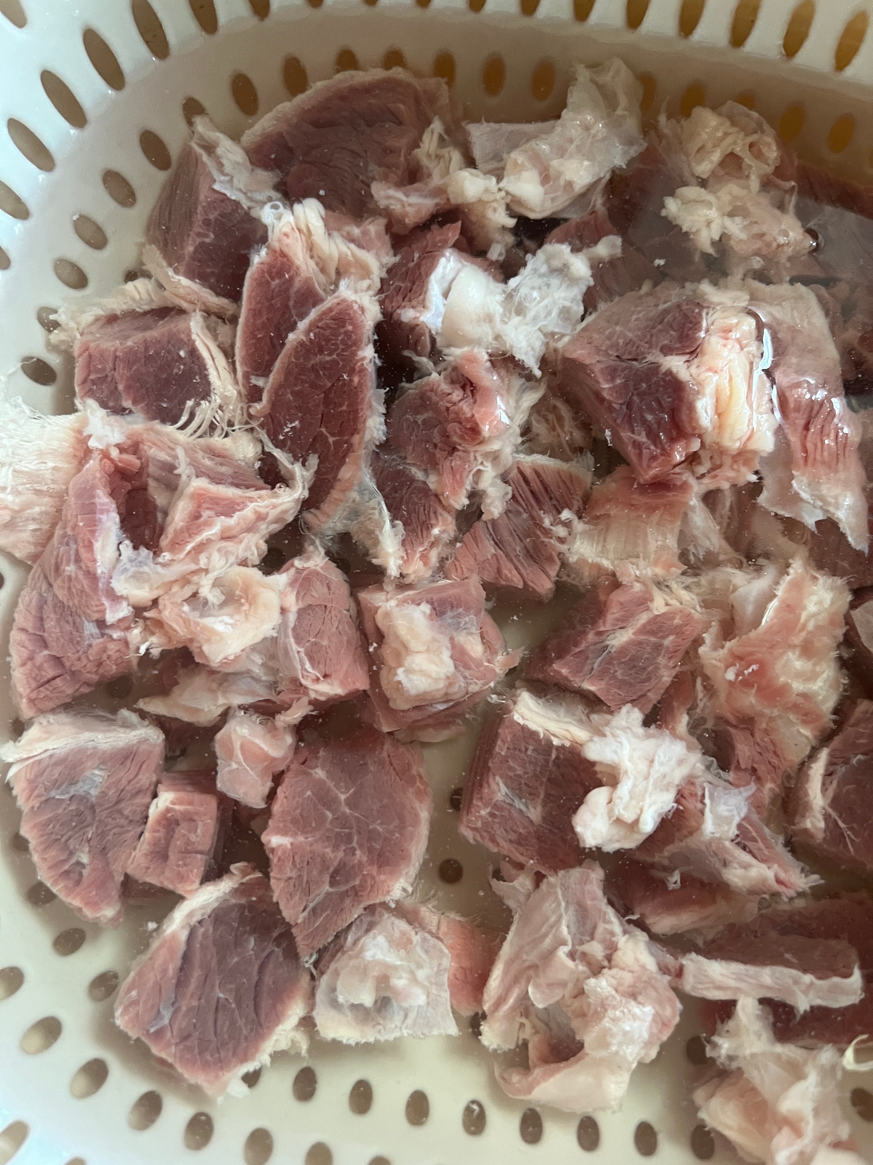 准备做个牛肉炖土豆🥔以前都会把肥的油啊筋膜这些都切掉剃的干干净净就剩瘦肉🥩结
