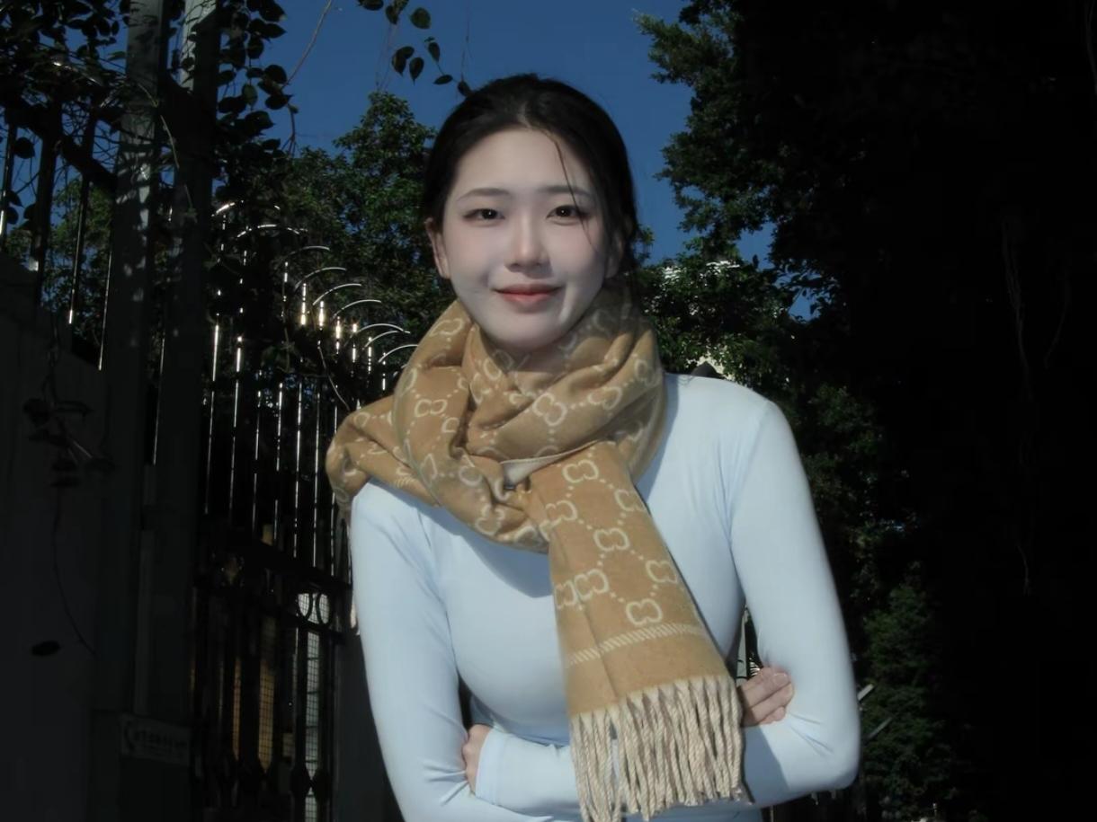 行香子·街隅闲影
 
蓝宇裁霜，树影垂廊。
铁艺门、藤丝绕墙。
白衫轻裹，驼锦围