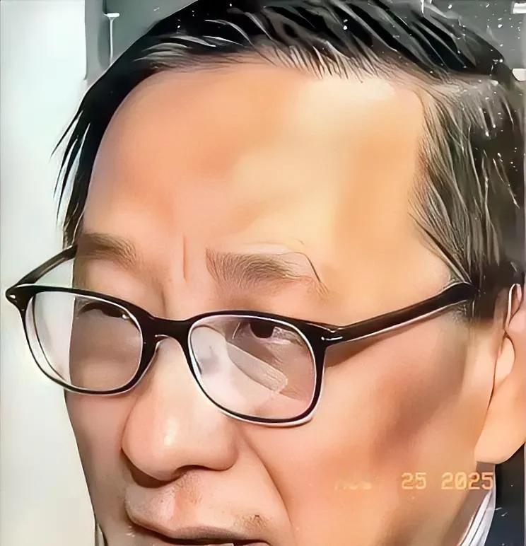 黄仁勋现在估计后槽牙都要咬碎了。
他怎么也不会想到，刚按特朗普要求上交15%的在