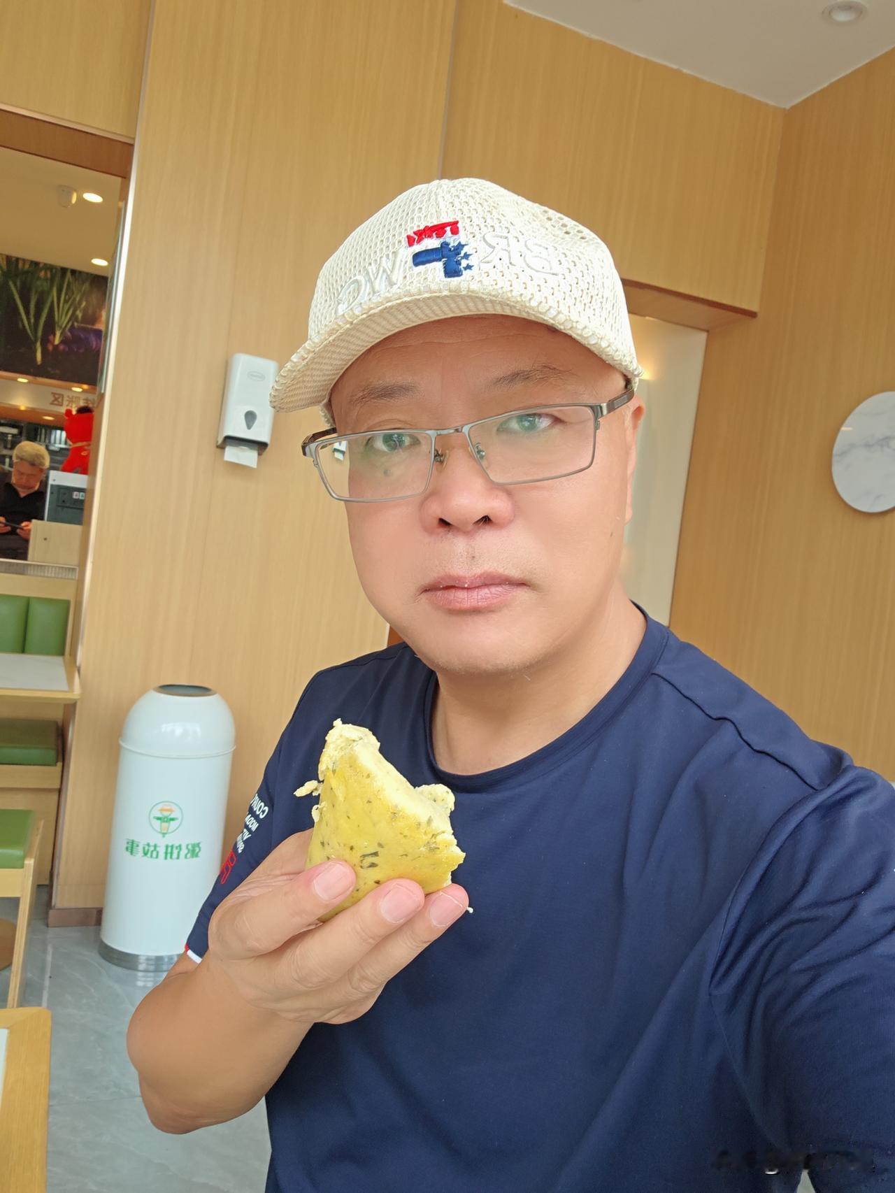 好像又回到了起点：我这50年的路白走了？
 
前天中午，去常去的那家饭馆吃饭，在