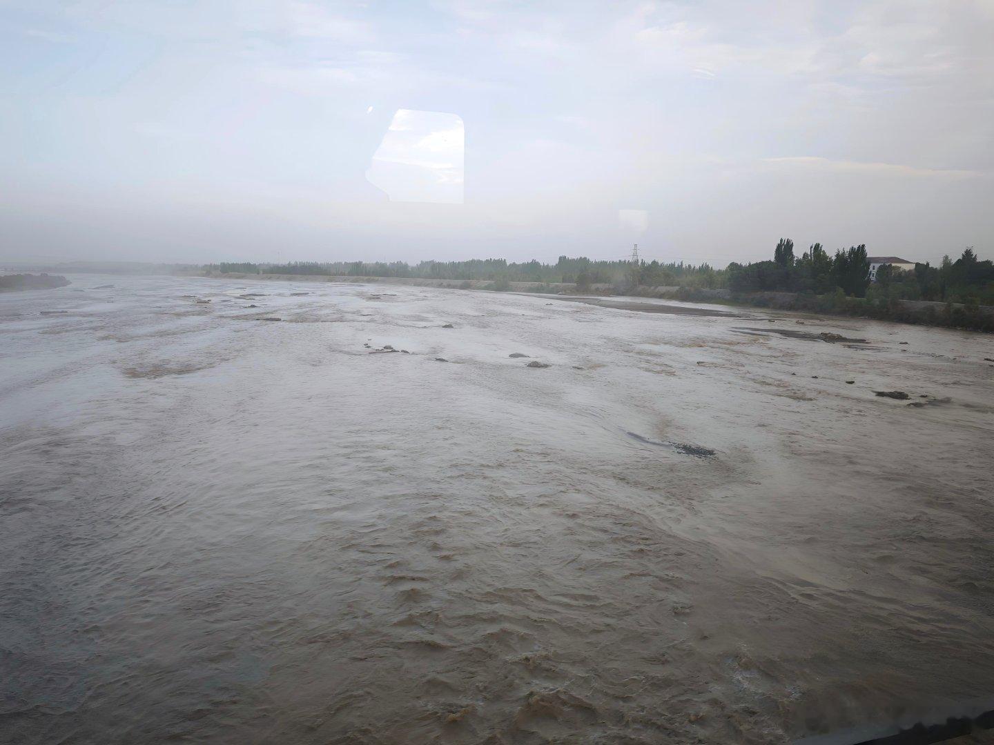 火车经过阿克苏河，河道宽阔，水流浑浊，原来南疆还有这么大的江。 