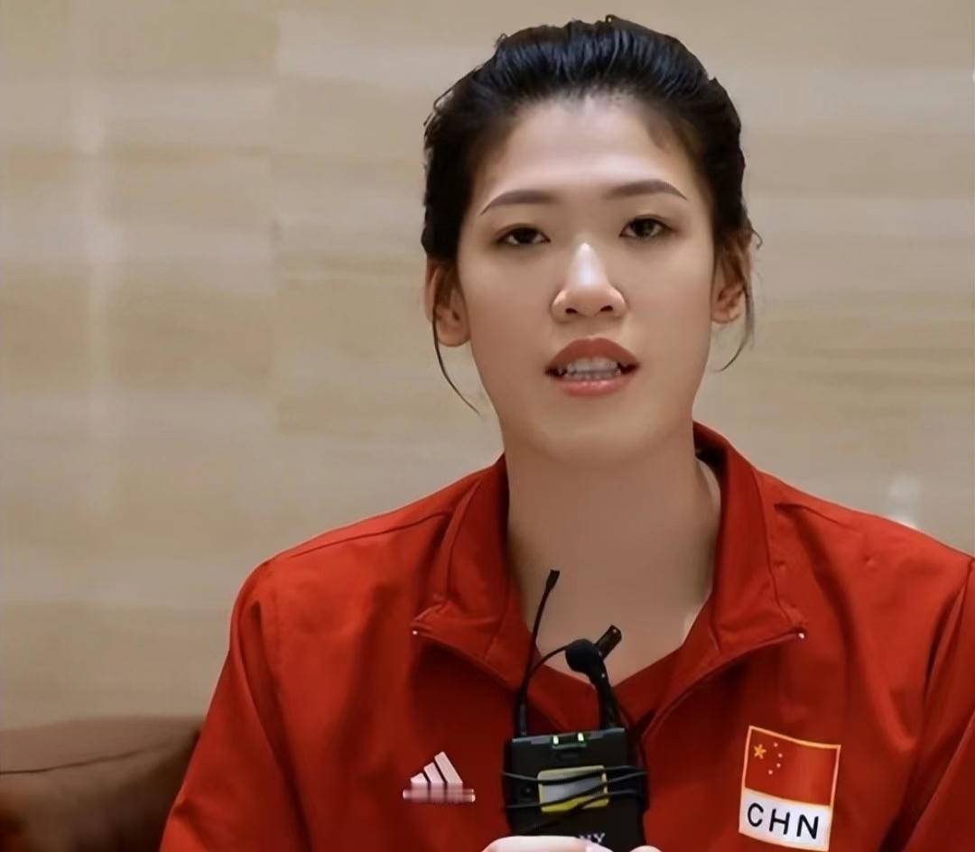 澳门站比赛结束第二天，中国女排李盈莹接受采访说出三句大实话：
 
1、我们输球最