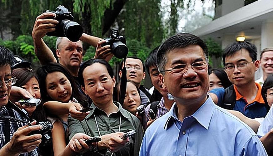 骆家辉这辈子最精明的算计，就是把那张华人面孔做成了“双面通行证”。当商务部长时，