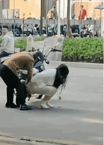 这下完了，出洋相了！
一美女为了省钱叫了一辆摩的，在行驶过程中不小心将自己的裙子