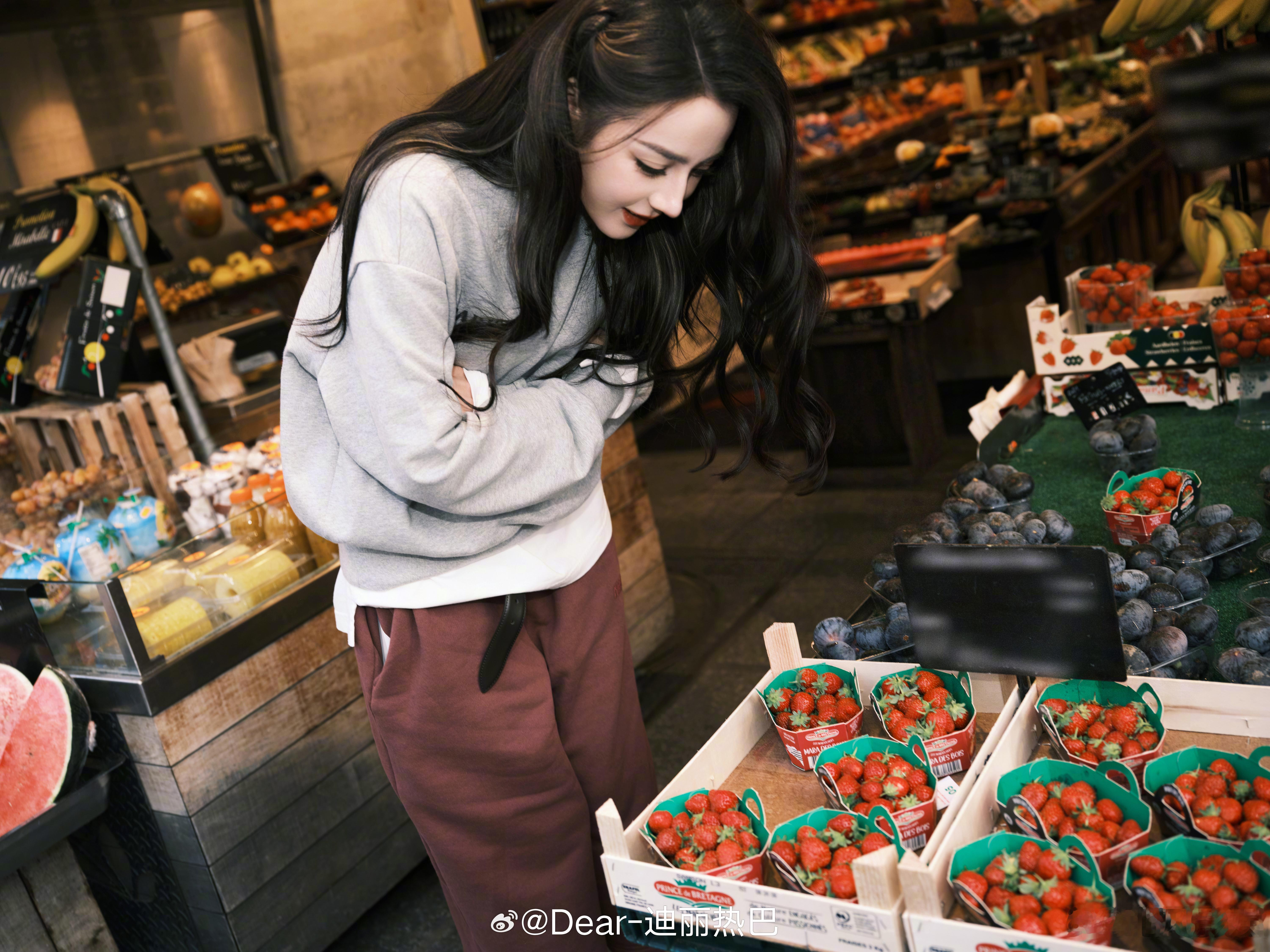 迪丽热巴是在跳手势舞吗迪丽热巴草莓脑袋 完全草莓脑袋🍓 ​​​