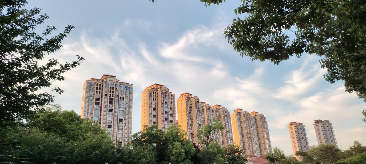 初夏的傍晚，夕阳西下，公园里的蓝天白云。