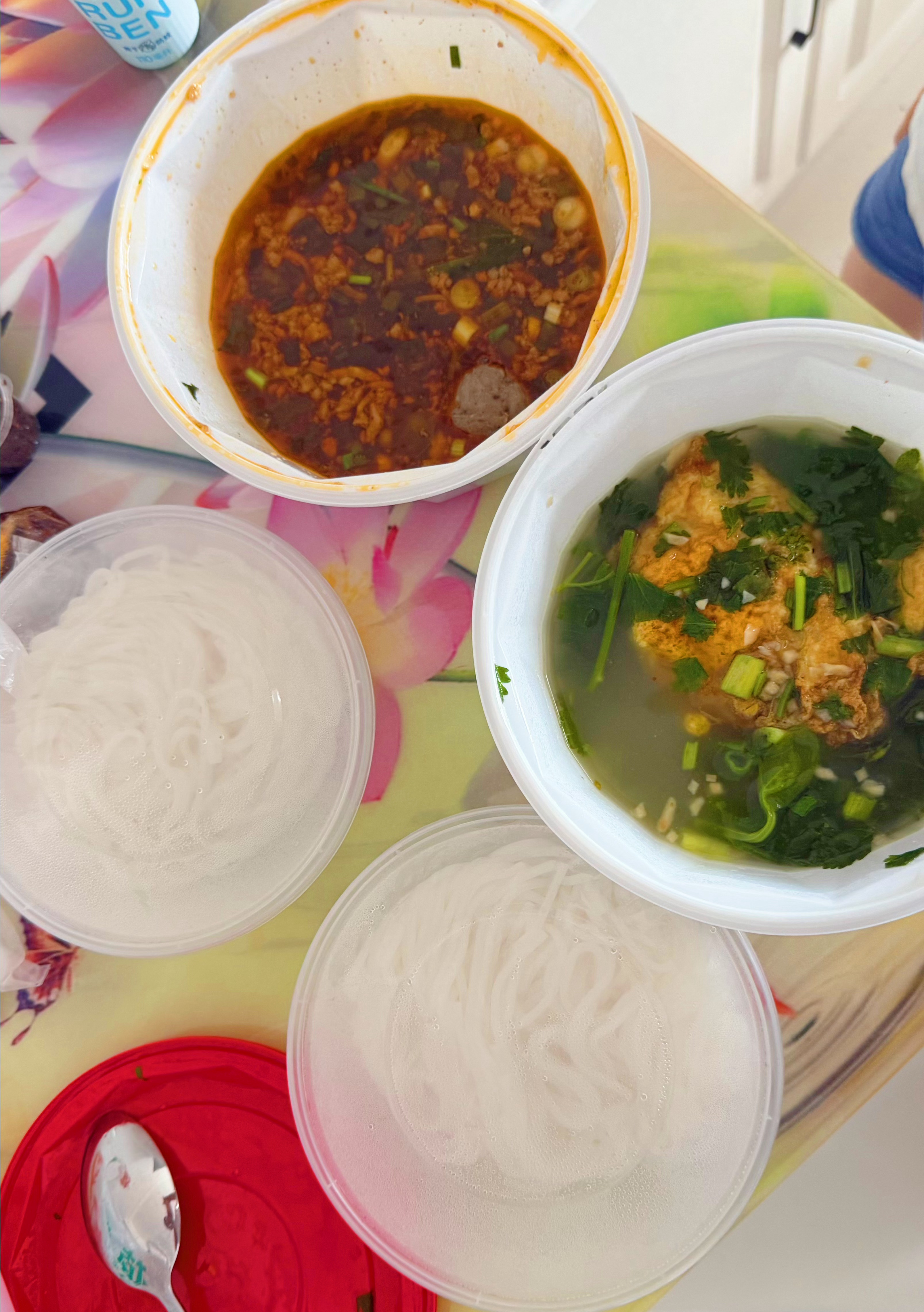 原打算早上去吃伍号勐混牛撒撇米线，结果从凌晨就开始下暴雨，只好订了他家的外卖，首