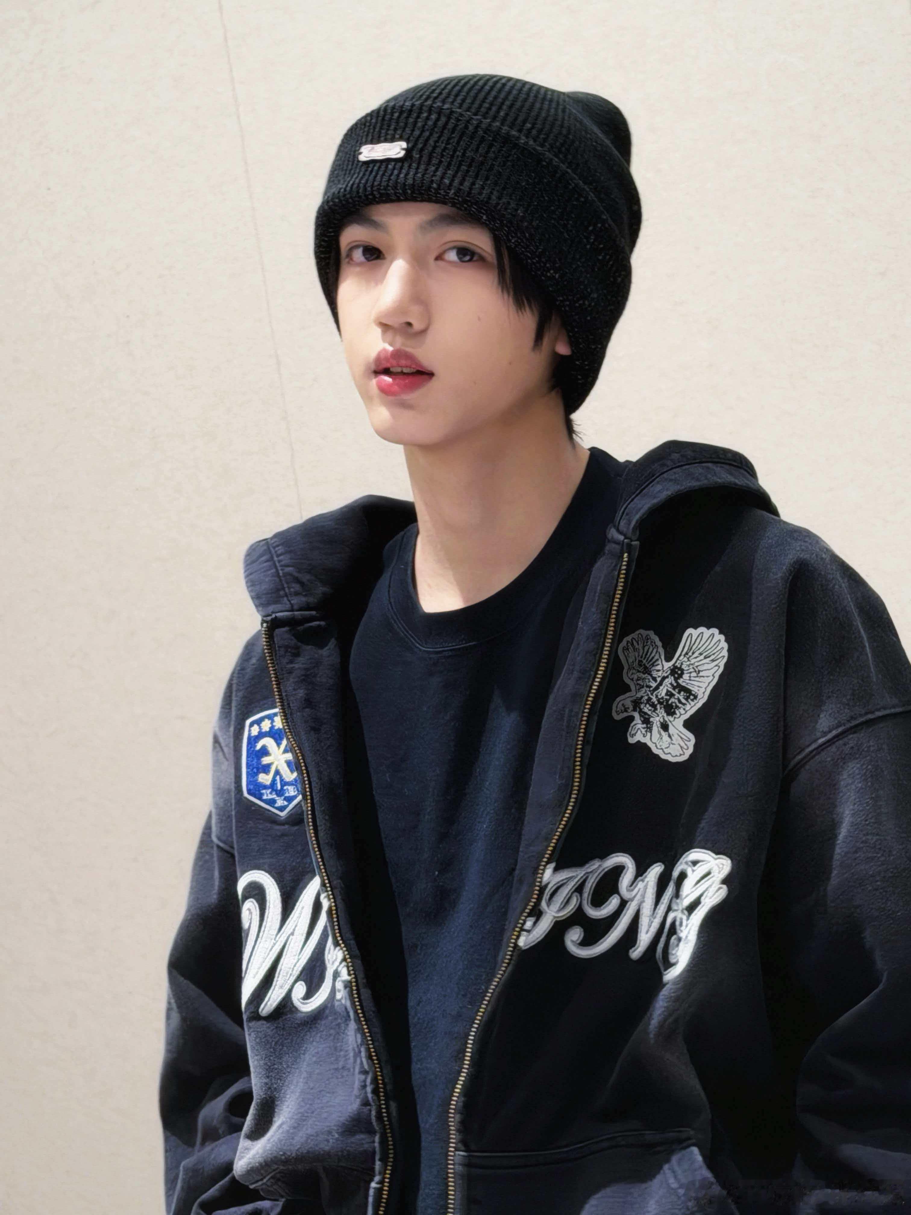 张桂源突然get到冷帽的魅力了 谁懂浓眉大眼+冷帽，这个桂圆的帅颜谁看了能不心动