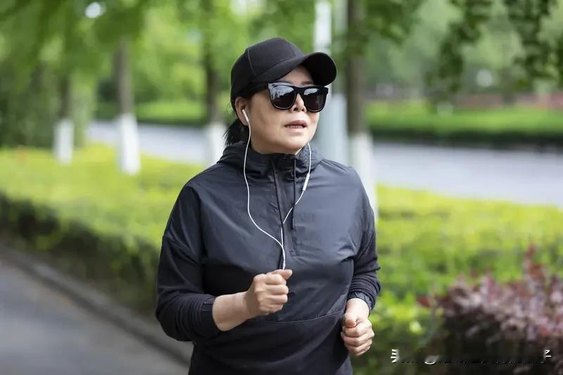 75岁刘晓庆喊大家加强锻炼 75岁的刘晓庆又火了一把！在《主咖和Ta的朋友们》节