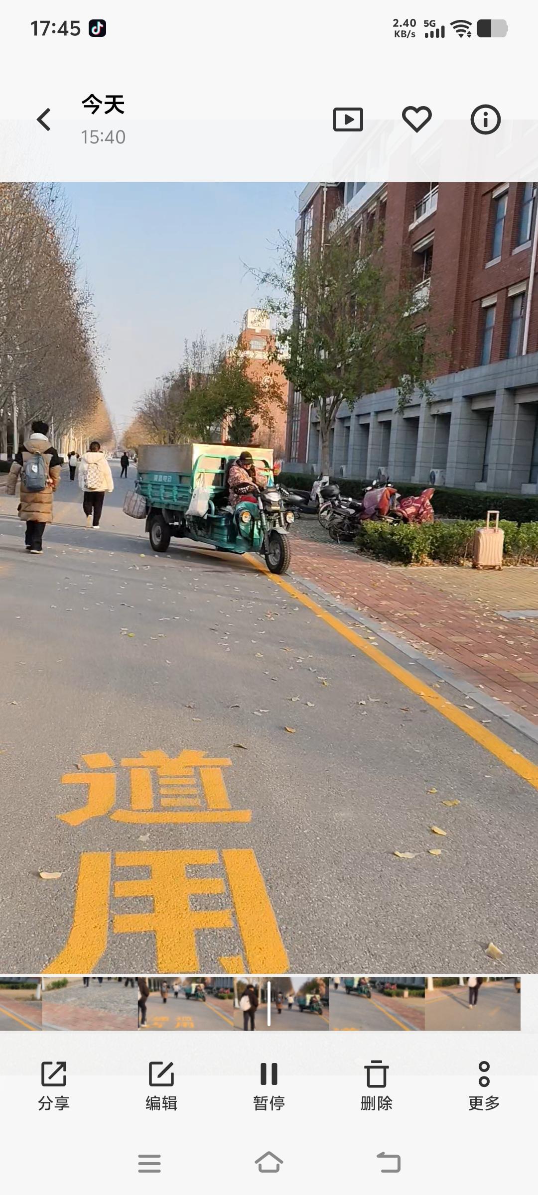 校园里的日常瞬间
 
走在校园的路上，午后的阳光晒得人暖洋洋的。

路面上刷着醒