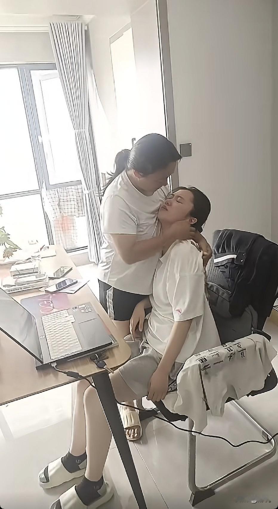 600多分哭成这样，这小孩如果复读一年，明年肯定能上清华[比心][比心][比心]