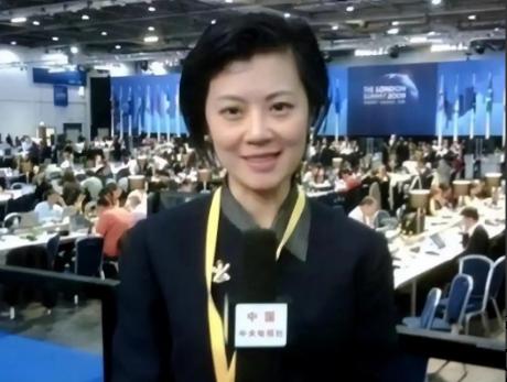 我愿意放弃中国国籍，自愿加入英国！2004年，34岁的姜丰在入籍申请书上签下名字