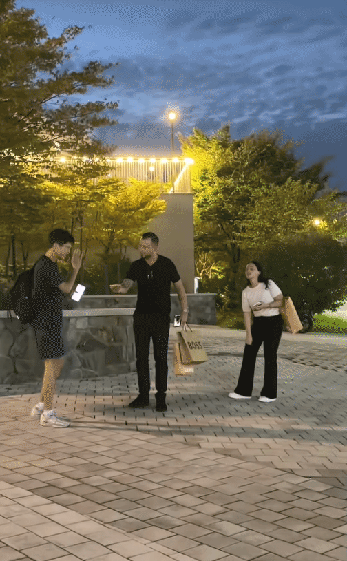 4名中国人在韩旅游捡到爱尔兰游客的手机。没想到，对方掏出百万韩币，约5000元人