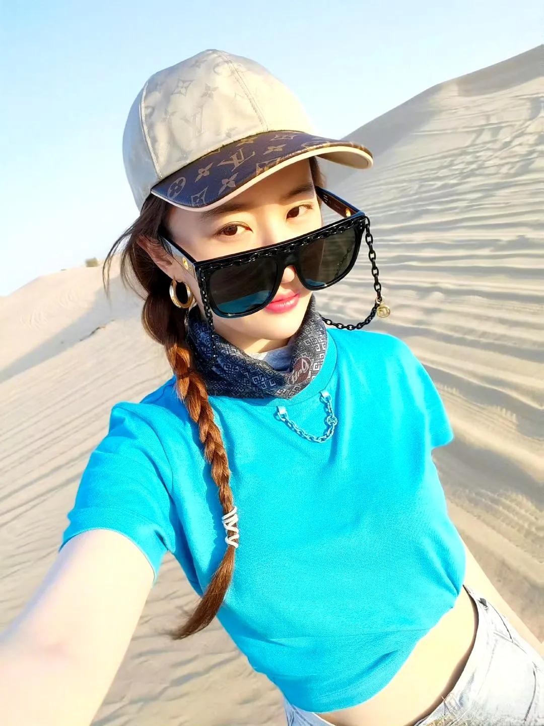 忙度假的刘亦菲状态真的很好，人美、风景美、意境更美，董宇辉应该作诗一首以赠之！尽