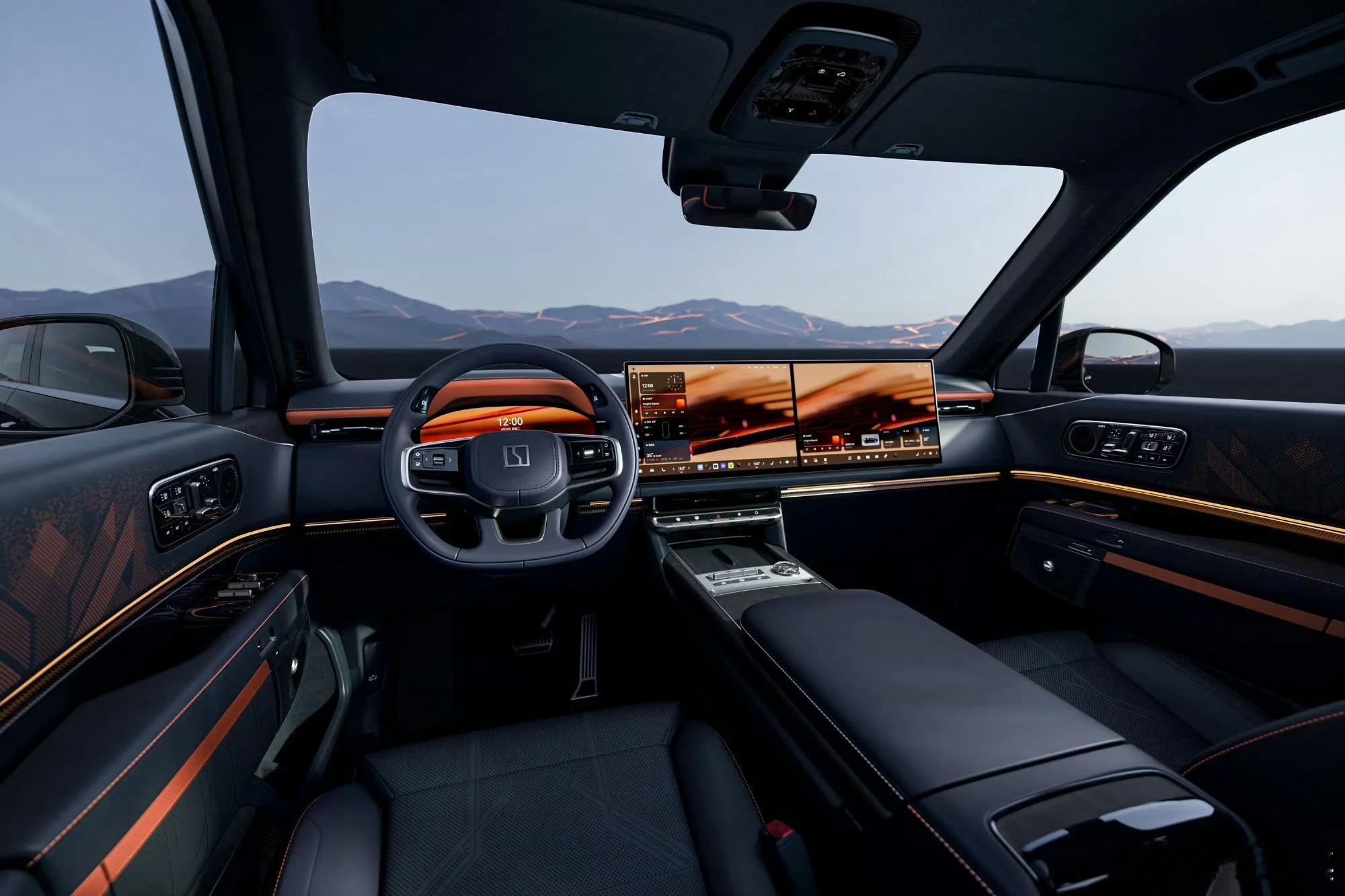 极氪9X体验一段时间，确实能看懂它圈粉的逻辑。三排空间宽敞通透，第三排成年人乘坐