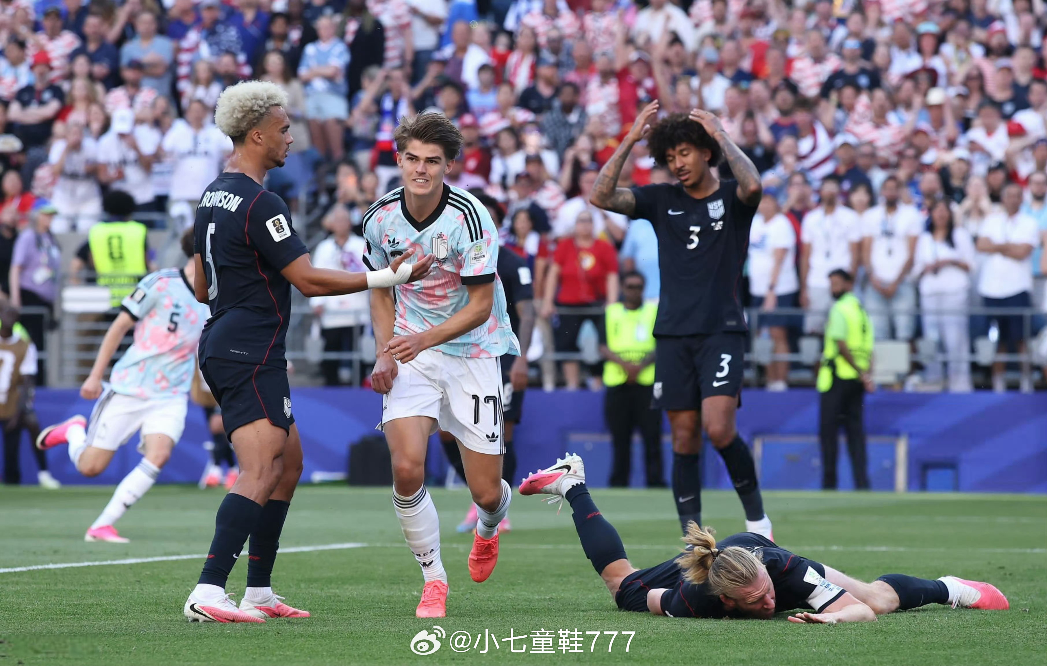 美国vs比利时 美加墨世界杯1/8决赛，备受争议的美国前锋巴洛贡首发出战。上半场