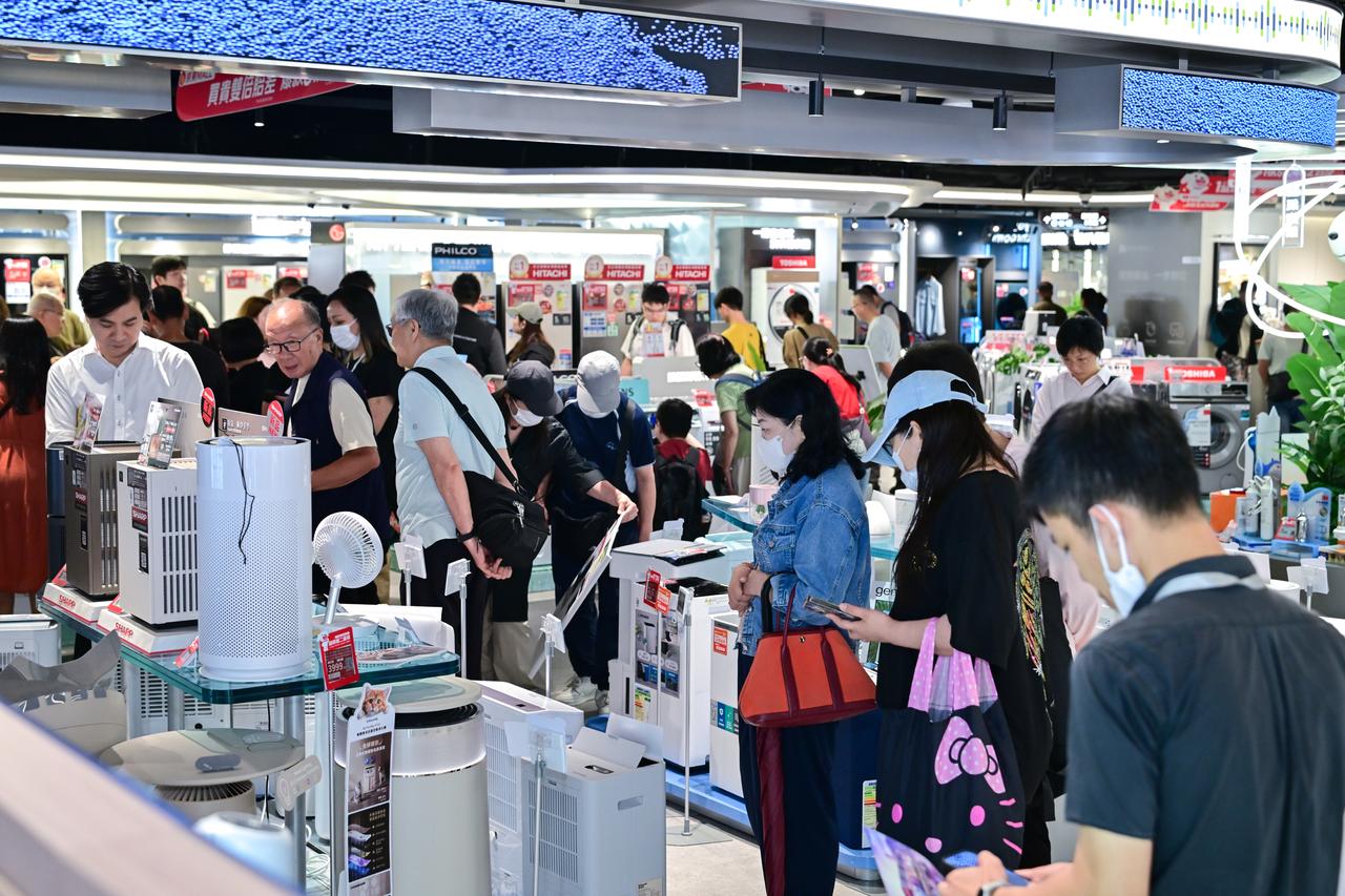 6月18日京东MALL香港湾仔店正式开业，单日销售额创下香港电器零售商场纪录，客