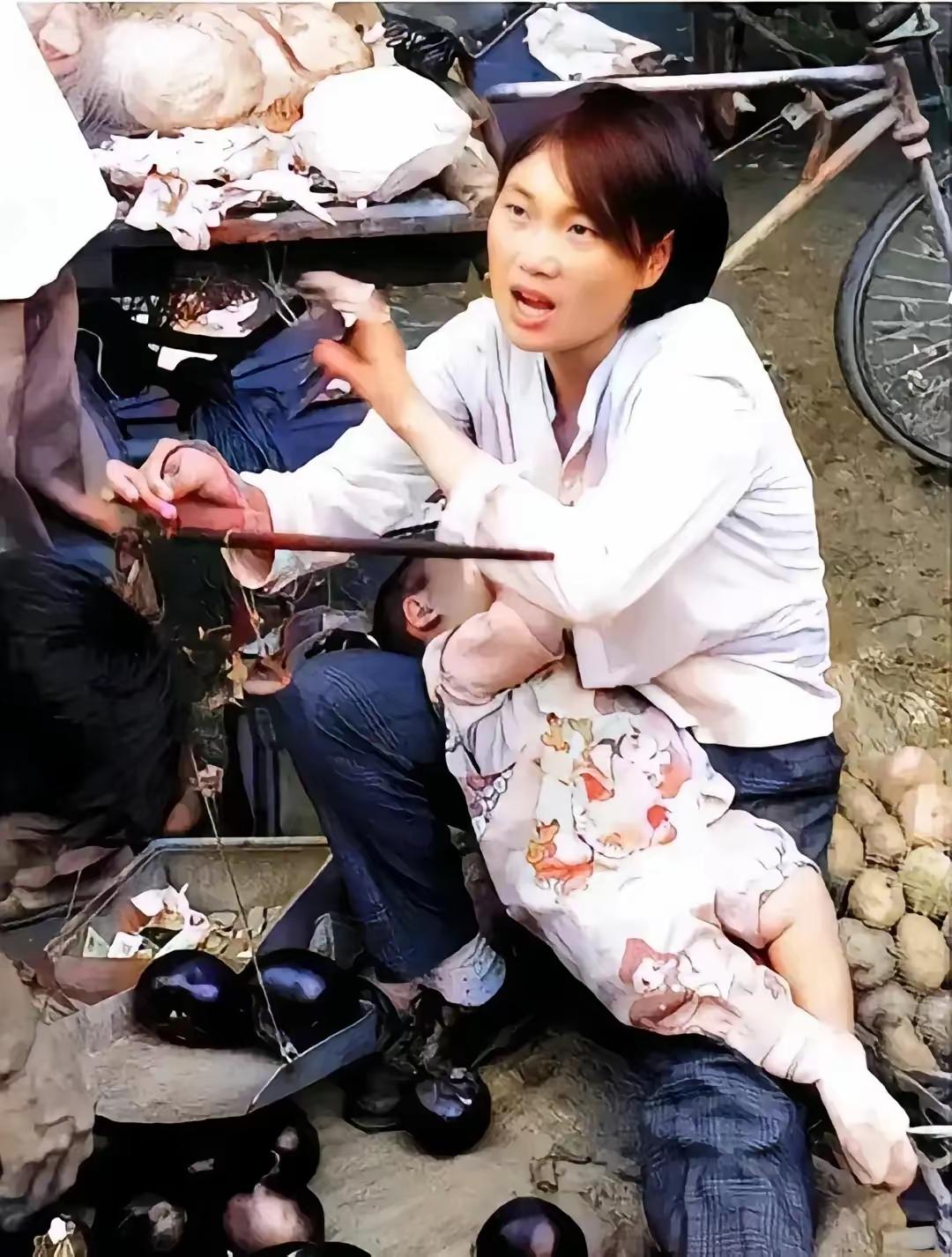 生活不易，生活不易处 再难也得克服，农村人的生存之路，带着不到一岁的娃卖菜，挣点