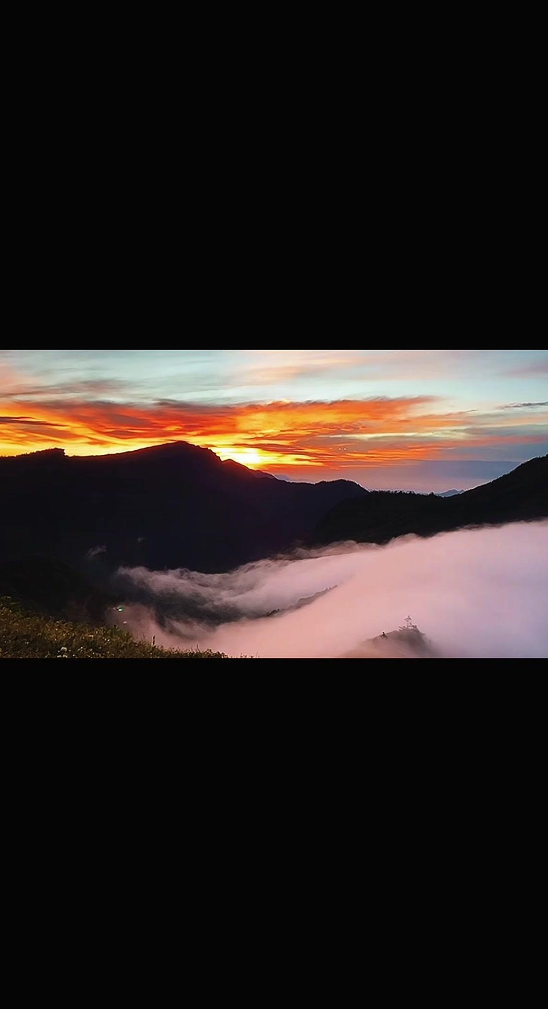 在山顶看云海日出真的太治愈了！当第一缕阳光穿透云层，整个世界都被染成金色，感觉所
