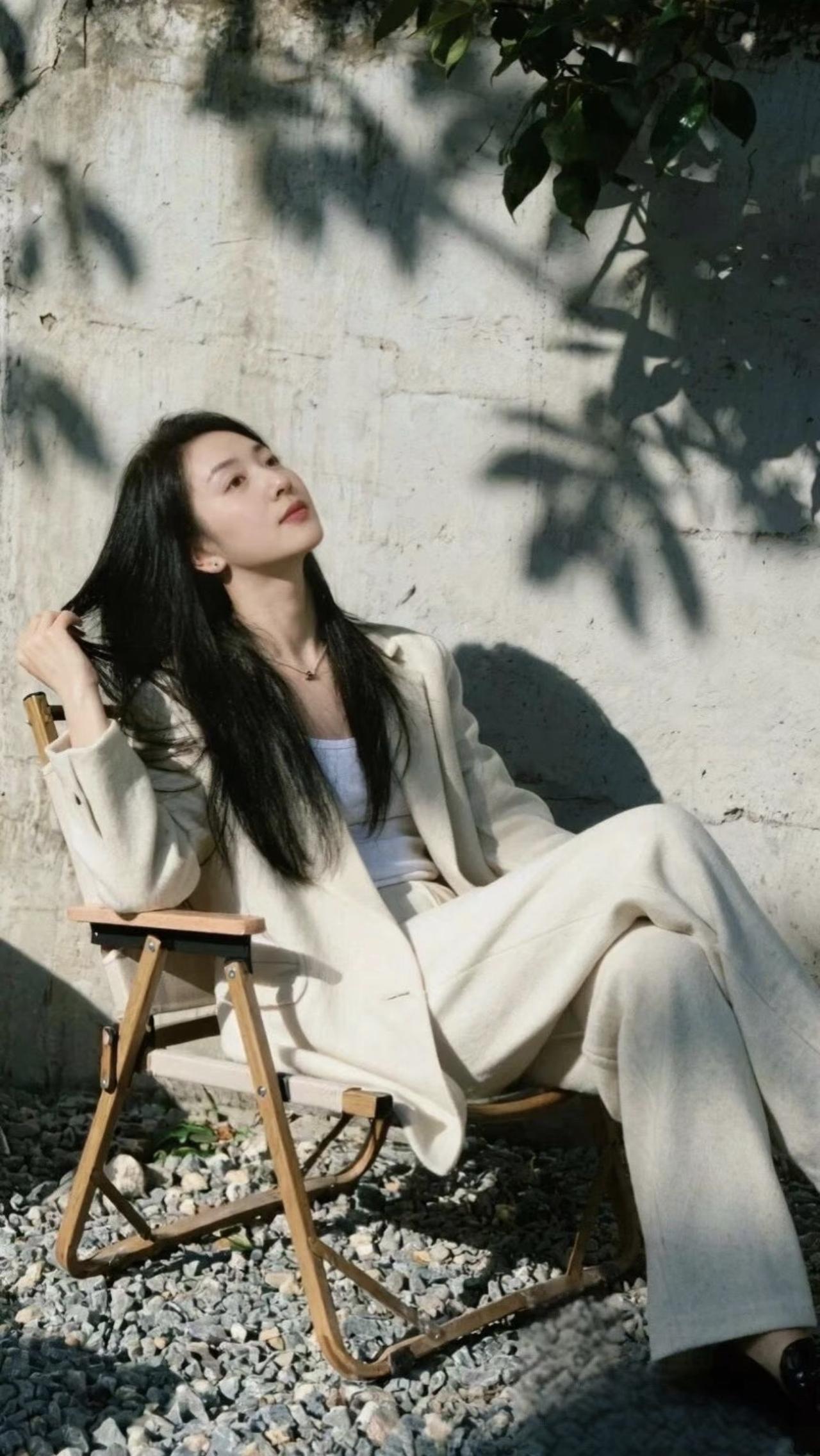 花会谢，事会过。我们能做的，就是平静目送，把那些片段收在心底。不必留恋消逝的绚烂