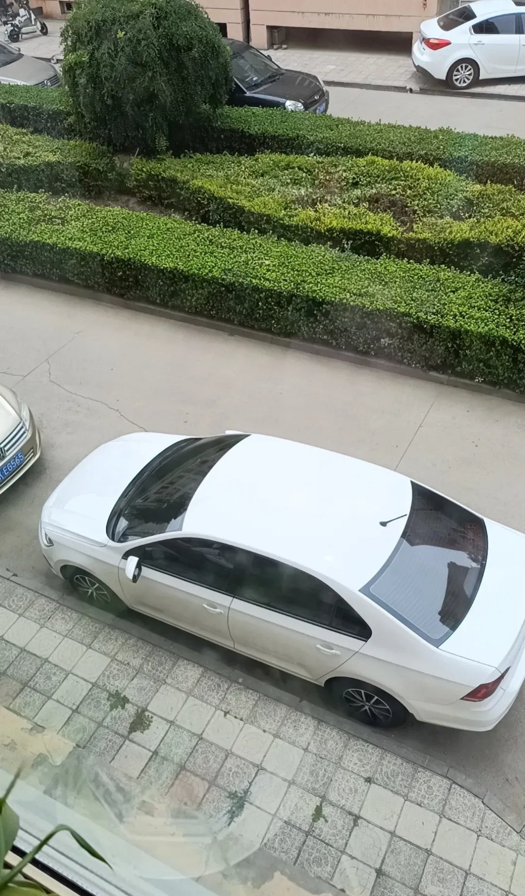 网友：现在的年轻人我是看不懂儿子和儿媳妇各有一辆车，每天停车费就是二十元，一个月