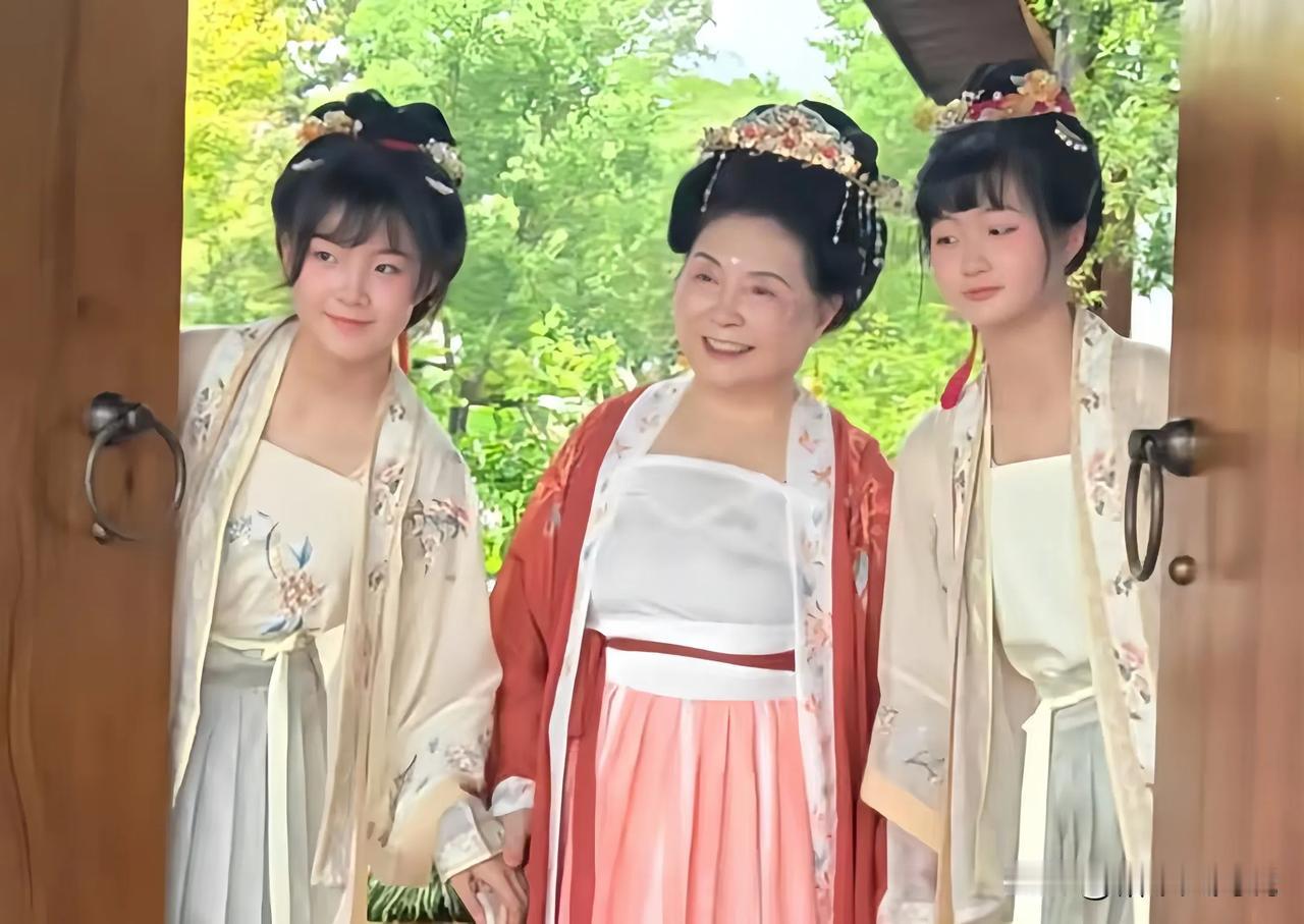 震惊！60岁盛海琳妈妈竟勇敢挑战自然，诞下双胞胎女儿！如今，她携爱女祭拜三代家人