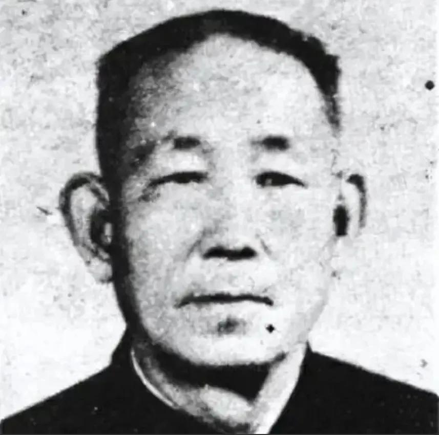 1944年，日军大势已去，伪军头子想给自己留后路，便谋划投降八路军，不想，还没行