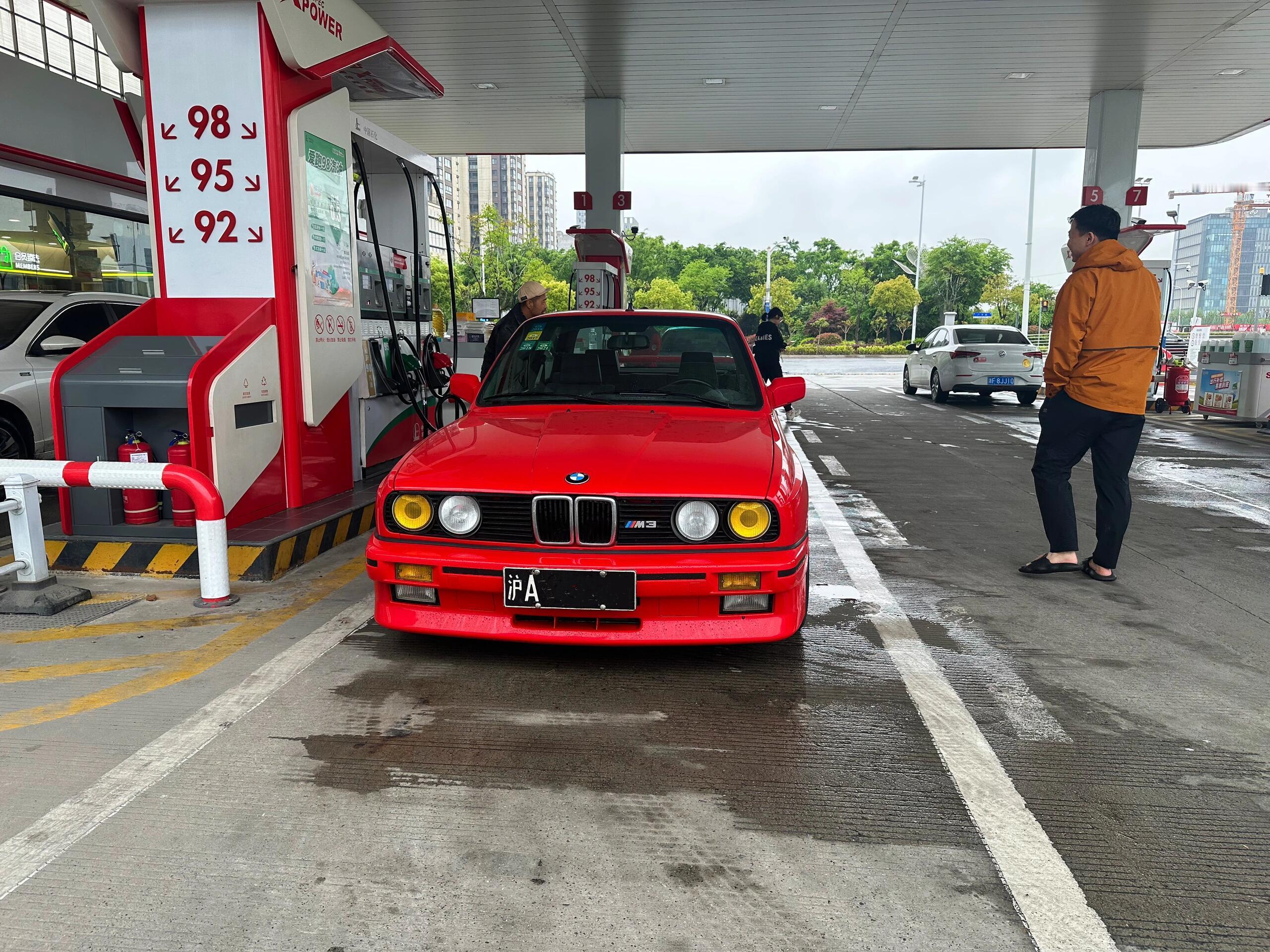 路上能动的E30，而且还是M3。这车摆车展上都得摆C位，真正的OG！ ​​​