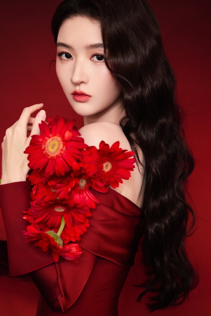 王玉雯这么红那么美 王玉雯今天一出场，直接美出新境界！深红色露肩长裙勾勒出她的曼