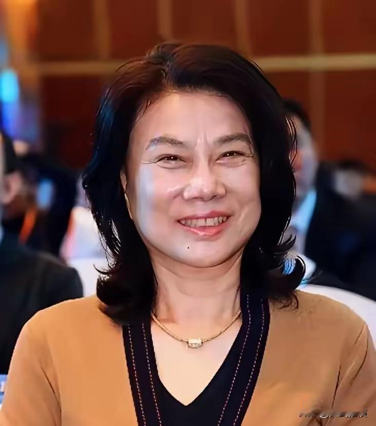 2004年，董明珠像发狂的母狮子大吼：“你们9亿就要把格力卖给老美，休想！”
