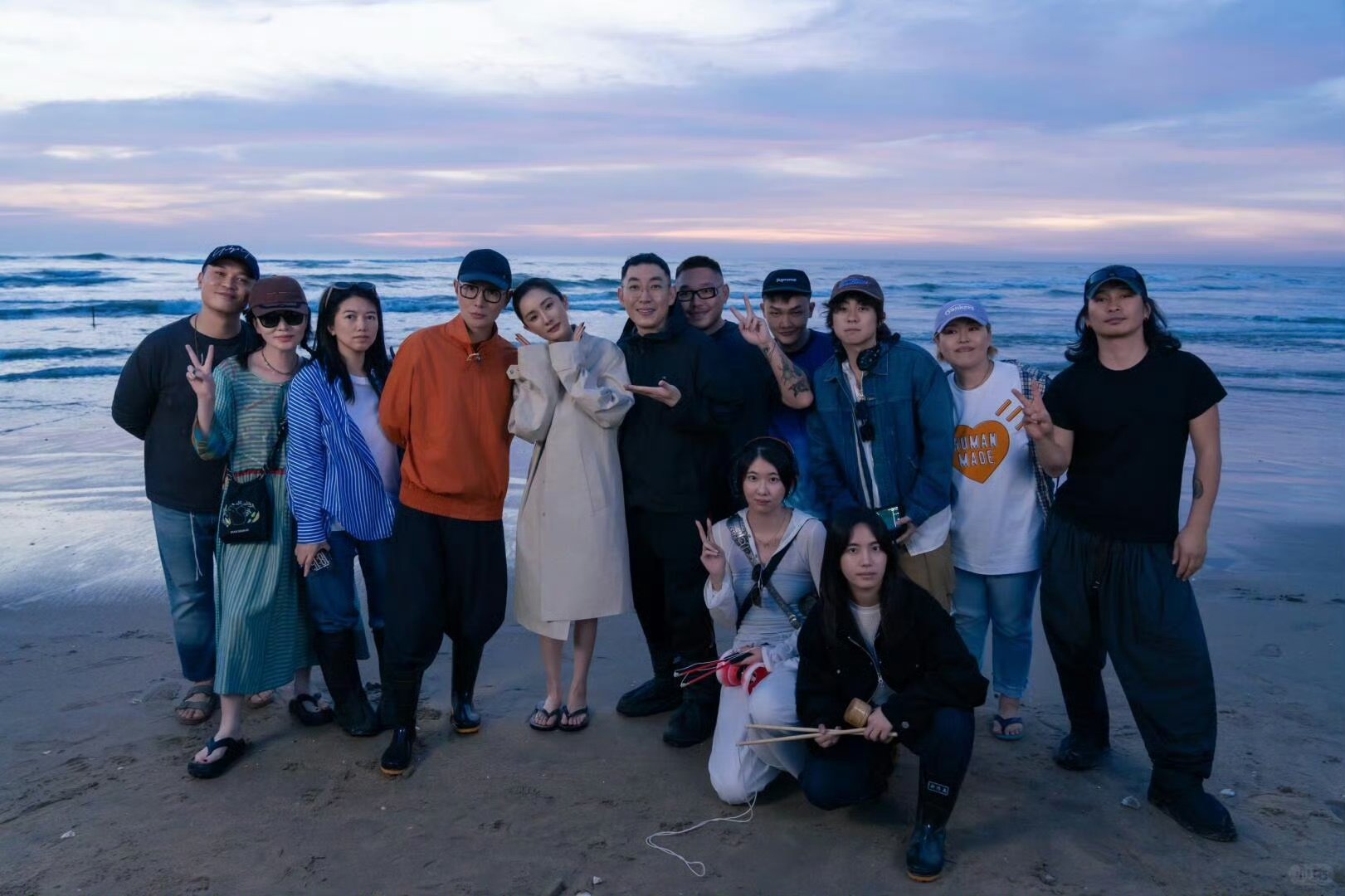 杨幂和vogue编辑们的合影杨幂和vogue编辑们的合照 好可爱的幂~ 杨幂