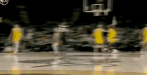 布朗尼为什么上场时间越来越多了，你看这快攻积极性，完全不输詹姆斯啊，快攻就是一项