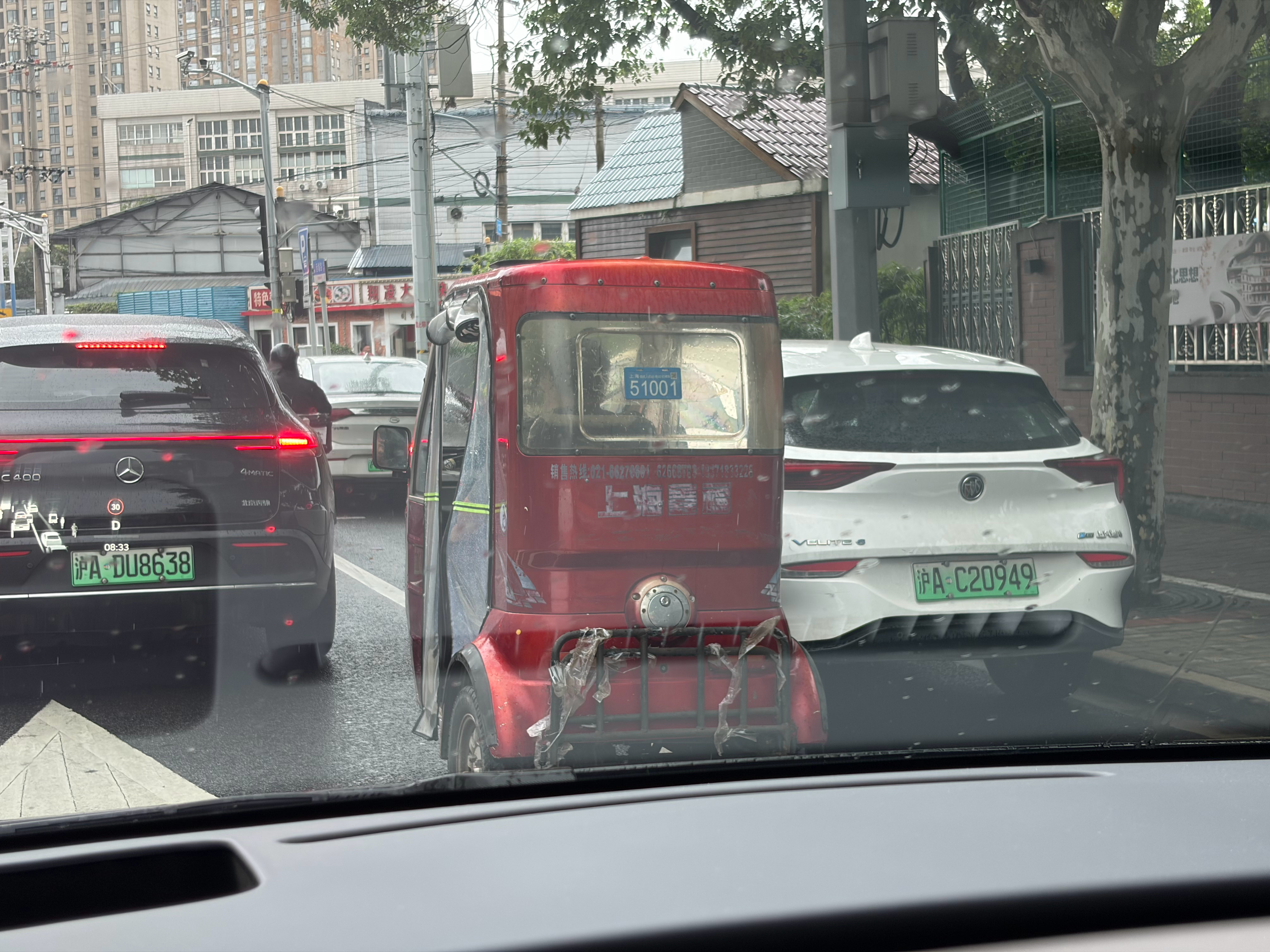 众所周知，上海路权最大的是这种残疾车。上能开机动车道，下能进各种收费公园，牛的一