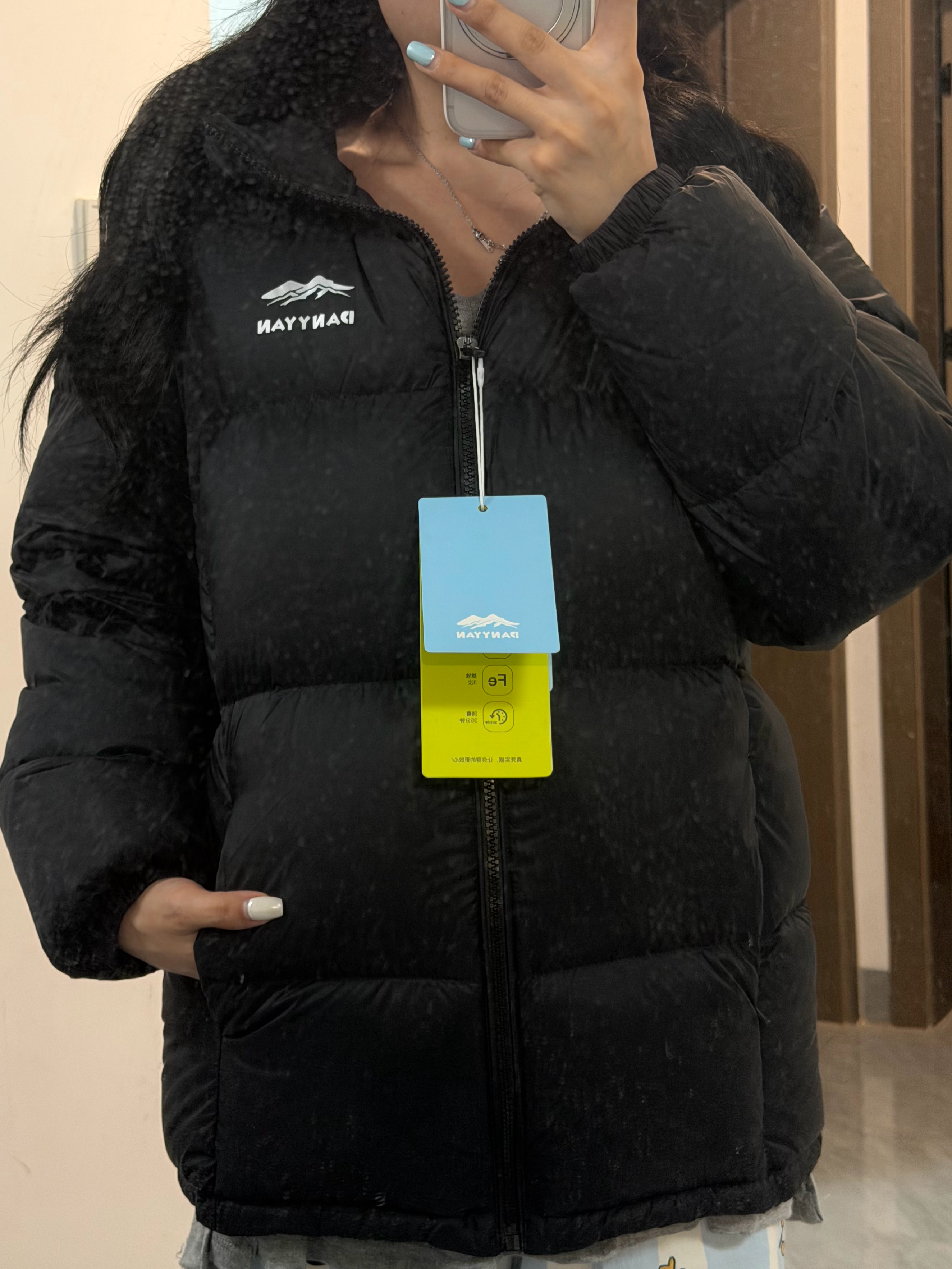 第一波反季羽绒服大军已抵达拆开快递直接上身 完全没醒绒但这个蓬蓬度肉眼可见 我给