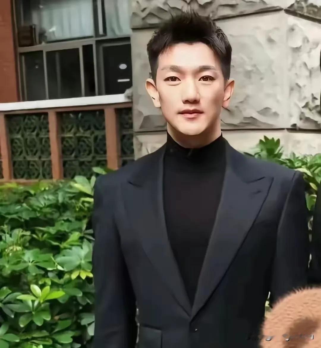 一身正气  挺拔潇洒

这才是真正的好男儿


比那个石头心强一万倍！