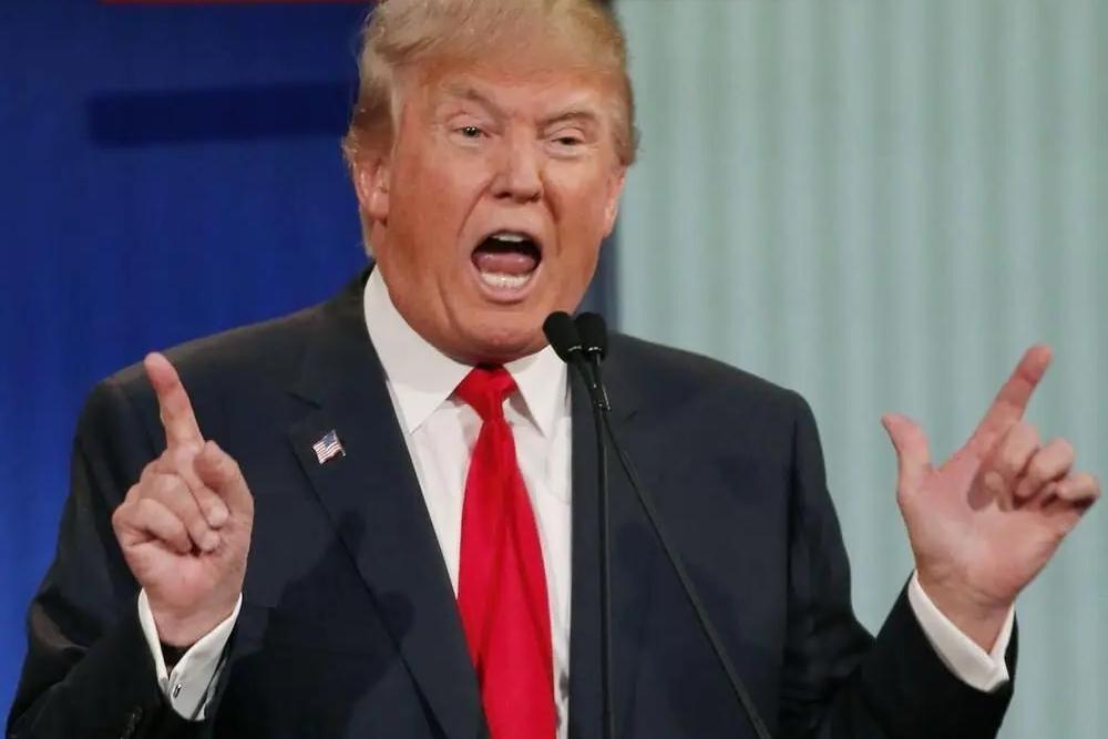 炮火声中，特朗普还在拿自己的“战争业绩”往脸上贴金。

可加油站里跳动的数字不会