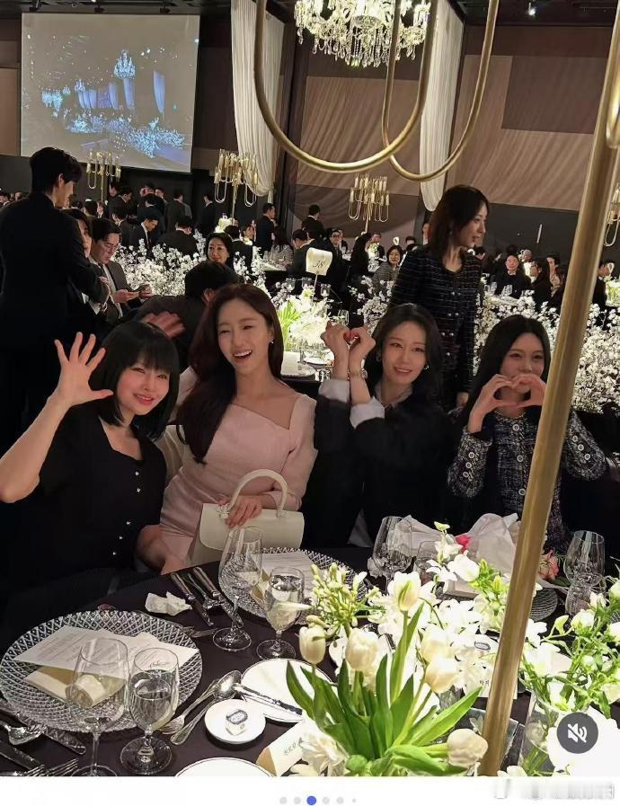 TARA成员合影T -ARA 成员在朴孝敏婚礼上同框合影，这可是 “活久见” 系