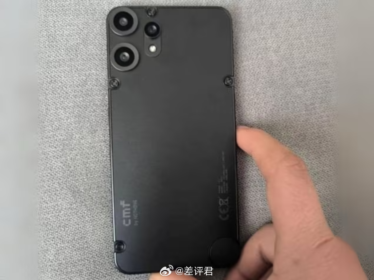 #差评说数码# Reddit 上有网友发了张 CMF Phone 2 真机图，外