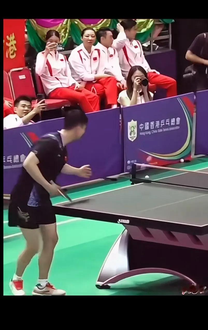 龙队玩鬼手太逗啦，龙队也成了艺术家了[赞]
马龙不想打个11比0才这样发的我看了